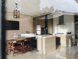 Refrigerador con freezer, microondas, horno, placa de cocina