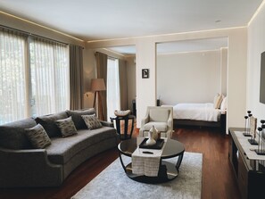 Ylelliset vuodevaatteet, untuvapeitot, minibaari, tallelokero huoneessa