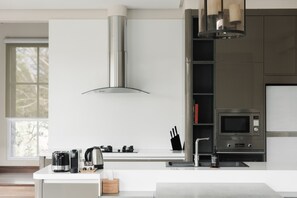 Full-sized fridge, microwave, oven, stovetop