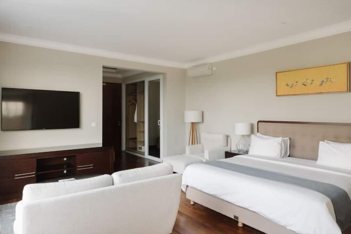 Ropa de cama de alta calidad, cubrecamas y minibar