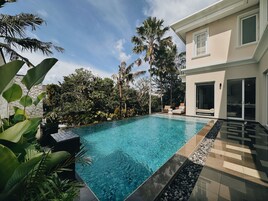 Premium bedding, down comforters, minibar, in-room safe