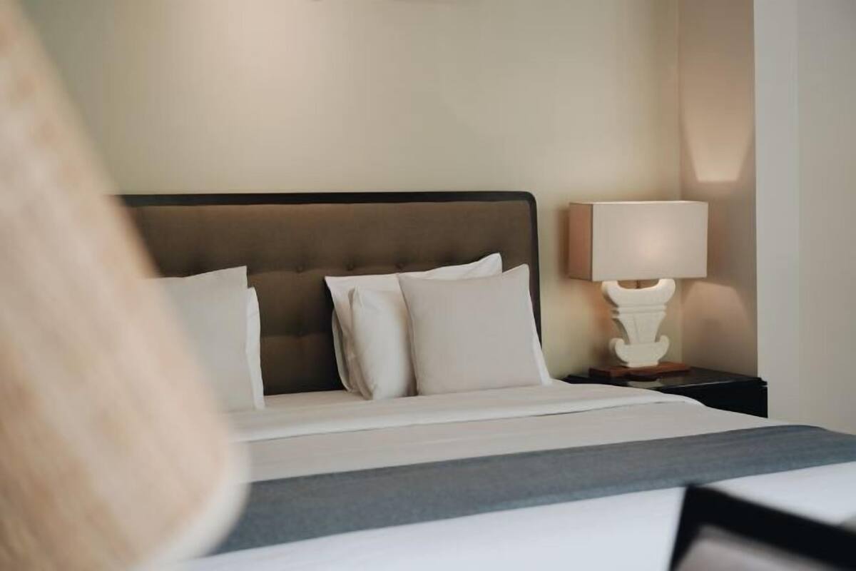 Ropa de cama de alta calidad, cubrecamas y minibar