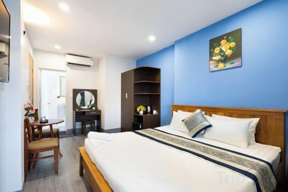 Minibar, desk, free WiFi, bed sheets
