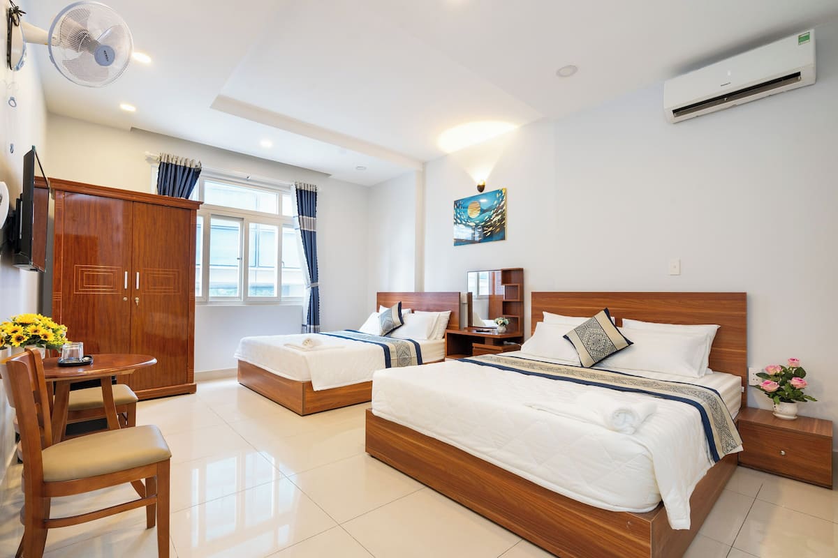 Family Room | Minibar, desk, free WiFi, bed sheets
