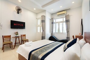 Minibar, desk, free WiFi, bed sheets - Green Airport Hotel (Ho Chi Minh City)