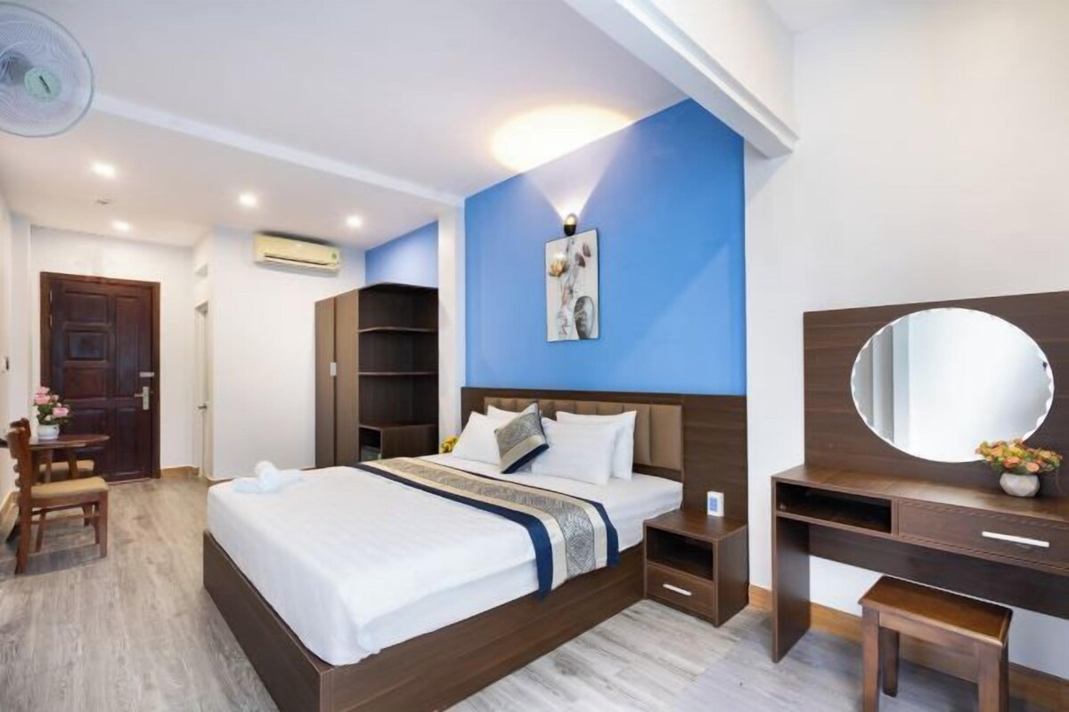 Minibar, desk, free WiFi, bed sheets