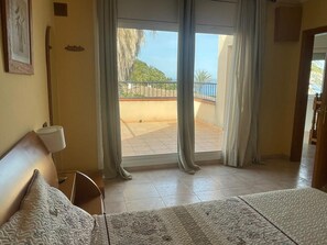 4 chambres, fer et planche à repasser, lit de bébé portatif