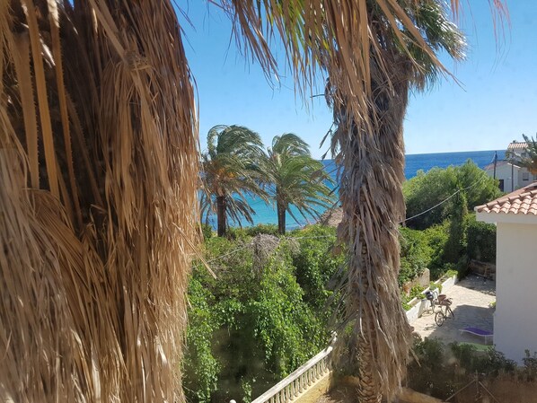 Property grounds - VILLA WITH PRIVATE POOL, SLEEPS 12, AIR-CONDITIONED, WIFI, 80M FROM THE SEA (Les Tres Cales)