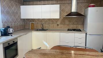 Een koelkast, een magnetron, een oven, een kookplaat