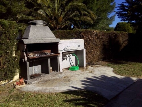 VILLA WITH PRIVATE POOL, SLEEPS 12, AIR-CONDITIONED, WIFI, 80M FROM THE SEA