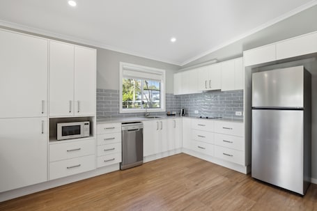 Superior Accessible 2 Bedroom Cabin | Private kitchen | Microwave, stovetop, toaster, cookware/dishes/utensils