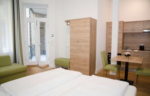 2 bedrooms, iron/ironing board, WiFi, bed sheets - Perkeo Apartments: 2 Studios with shared terrace | Heidelberg-Oldtown (Heidelberg)