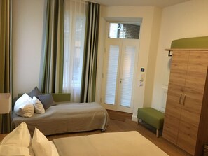 2 bedrooms, iron/ironing board, WiFi, bed sheets - Perkeo Apartments: 2 Studios with shared terrace | Heidelberg-Oldtown (Heidelberg)