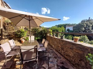 Outdoor dining - 🏡 Charming cottage with fireplace & patio – natural pool just 500m away! 🐶🐱💗 (Sauceda)