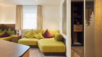 Uma sala de estar moderna com um sofá amarelo, uma mesa de madeira e um guarda-roupa com espelho.