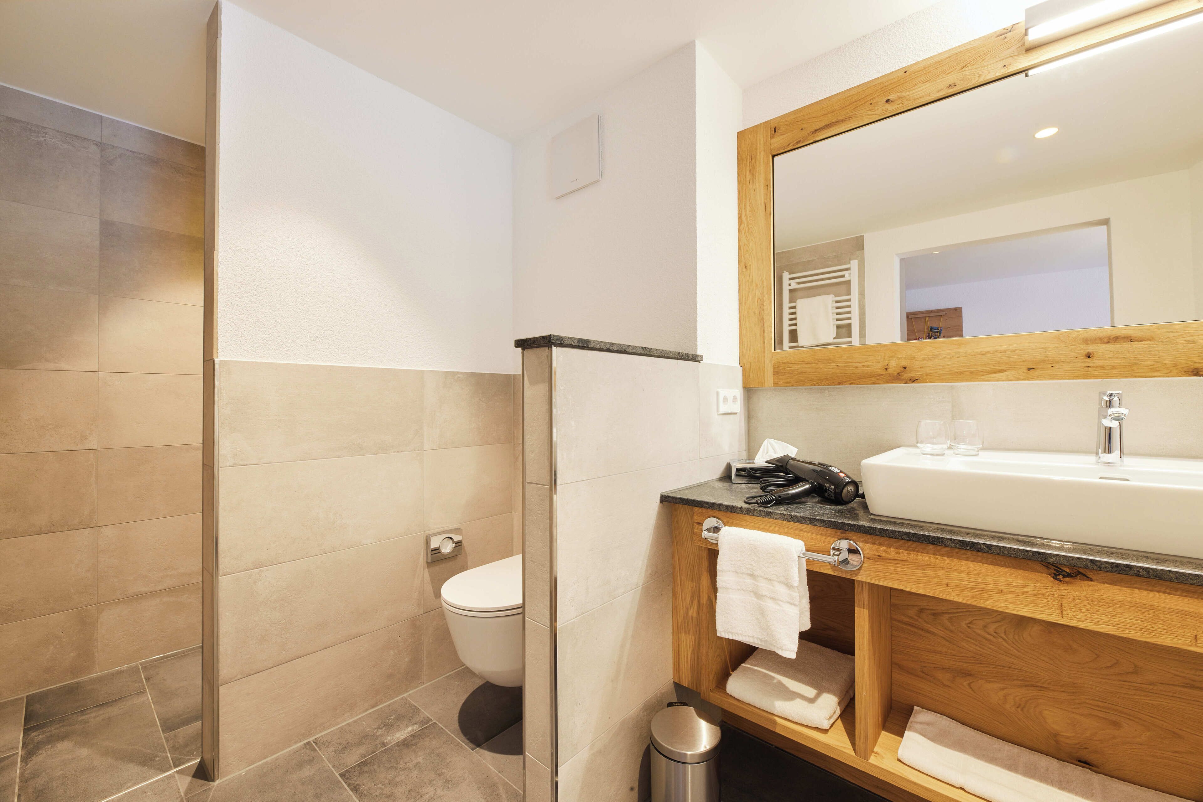 Ein modernes Badezimmer mit Dusche, Toilette und Waschbecken.