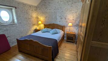 6 bedrooms, free WiFi, bed sheets