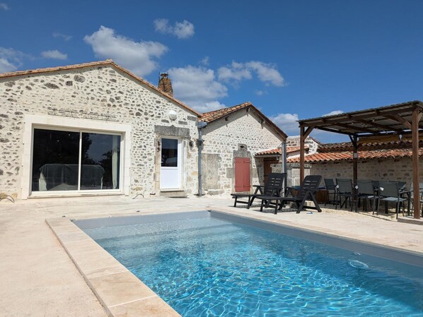 Pool - Family home with private pool and garden for 11 people (Magnac-Lavalette-Villars)
