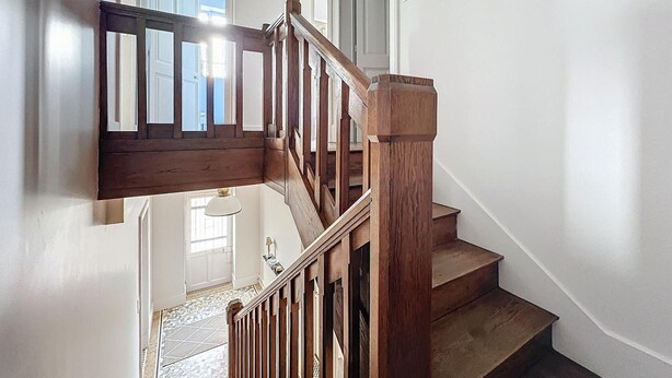A wooden staircase with a handrail, leading to an upper floor. - Charming house in La Ferté-Hauterive, comfort included (La Ferté-Hauterive)