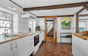 Een koelkast, een kookplaat, een vaatwasser