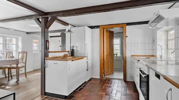Coffee/tea maker, fridge, stovetop, dishwasher