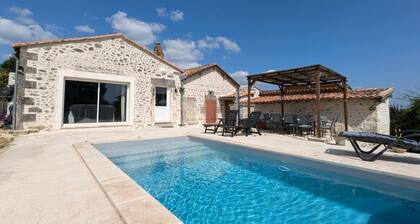 Maison Familiale avec Piscine Privée et Grand Jardin