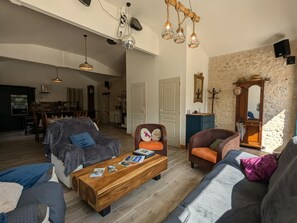 TV, fireplace, stereo