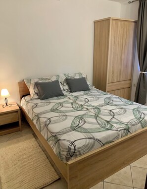 2 chambres, fer et planche à repasser, Wi-Fi, draps fournis