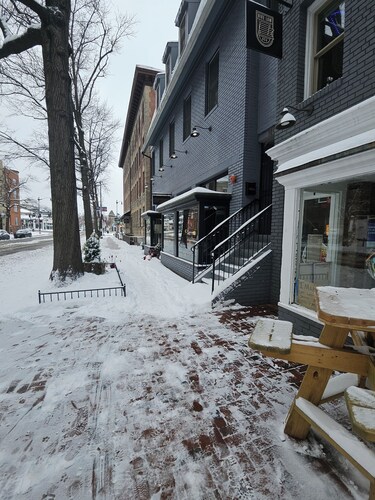 Charming 2-bedroom bed & breakfast in amazing Washington with WiFi, fitness room