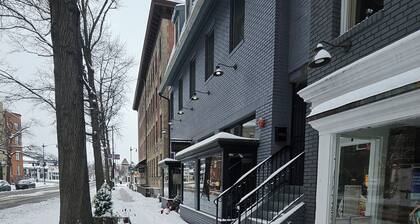 Charming 2-bedroom bed & breakfast in amazing Washington with WiFi, fitness room