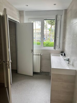Dortoir partagé classique, vue sur la cour intérieure | Salle de bain