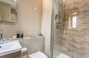 Hair dryer, towels, soap, shampoo - * NETFLIX* Chic & Modern 3 Double Bedrooms near Ldn Bridge Stn - have parking (London)