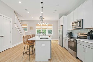 Frigorifero, microonde, forno, piano cottura