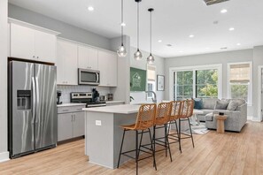 Fridge, microwave, oven, stovetop - Sincerely Shem- 7 min to Beach and  Downtown CHS (Mount Pleasant)