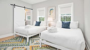 3 habitaciones, escritorio y tabla de planchar con plancha