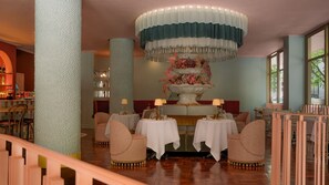 Petit déjeuner et déjeuner servis sur place