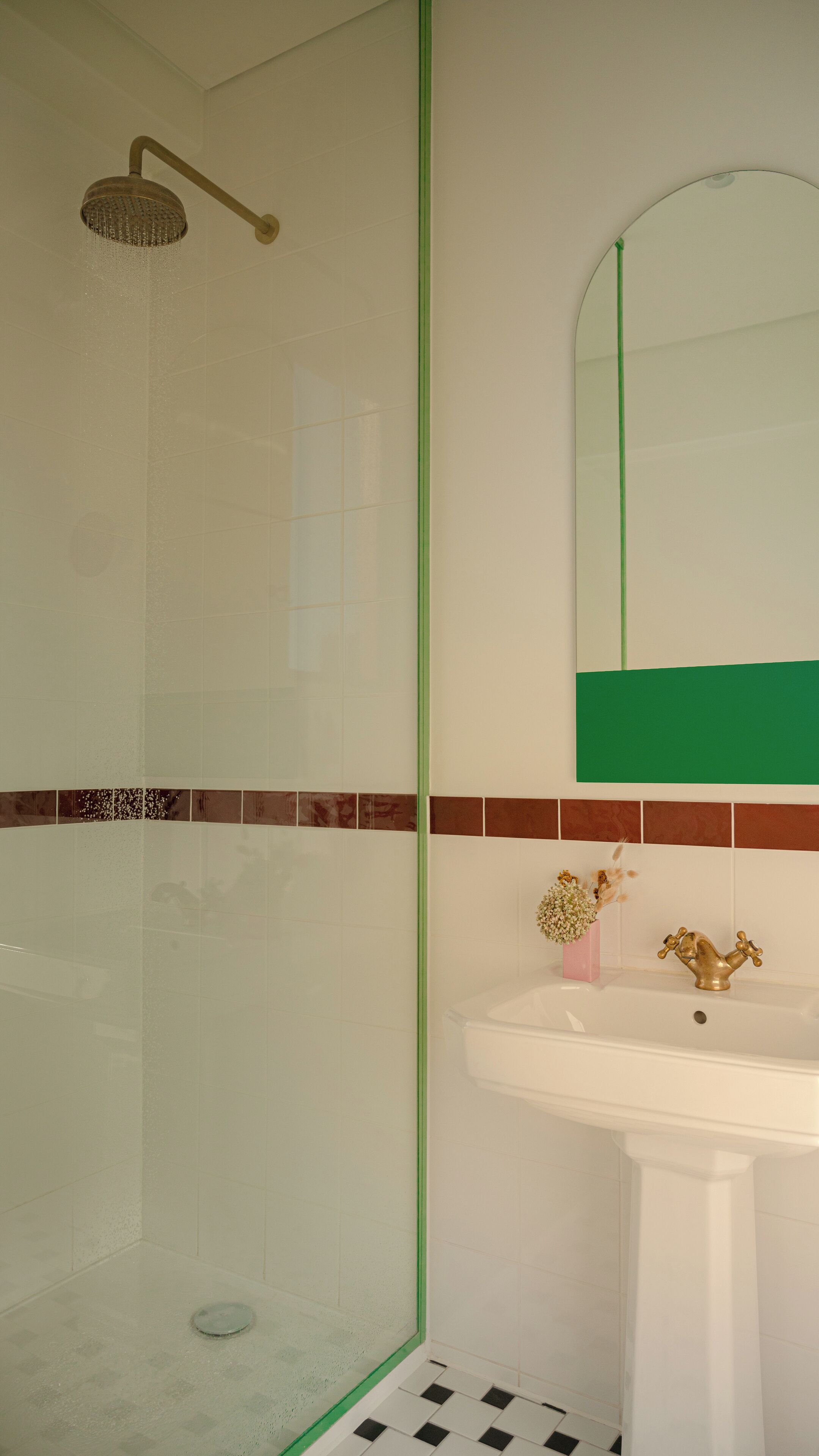 Ein Badezimmer mit Dusche, Waschbecken und Spiegel.