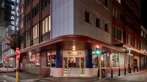 Een meerlaags gebouw met een restaurant genaamd "The Wes Bistro & Bar" op de begane grond.