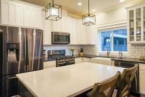 Refrigerador, microondas, horno, placa de cocina