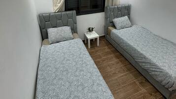 2 chambres, coffres-forts dans les chambres, fer et planche Ă repasser