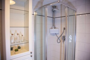 Toalettartikler (inkludert), hårføner, badekåper og håndklær