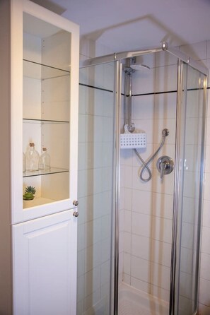 Amenidades de baño gratuitas, secadora de cabello, batas, toallas 