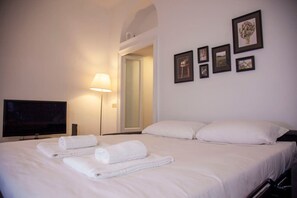 1 bedroom, iron/ironing board, WiFi, bed sheets - Navigli Beautiful Apartment in MILAN Near TRAM (Milano)
