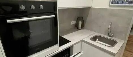 Geladeira, micro-ondas, fogão, cooktop