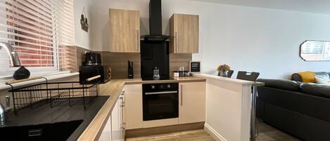 Apartamento | Cozinha privada | Geladeira, micro-ondas, fogão, cooktop