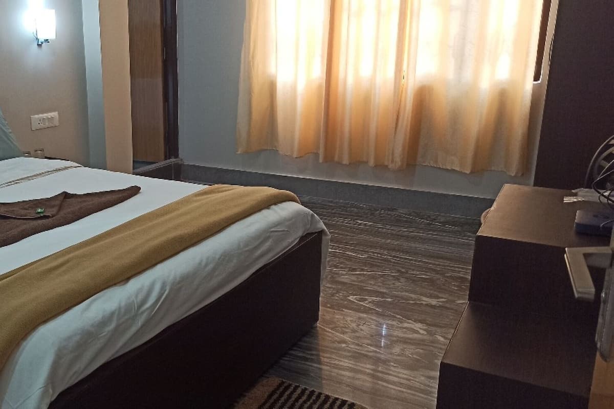 Deluxe Double Room, Balcony, City View | Soundproofing, free WiFi, bed sheets