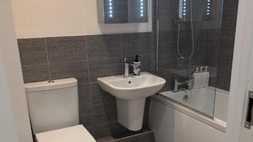 Departamento | Baño | Regadera, secadora de cabello, toallas