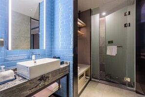 Eenpersoonskamer, uitzicht op de stad | Badkamer | Een douche, gratis toiletartikelen, een haardroger, pantoffels