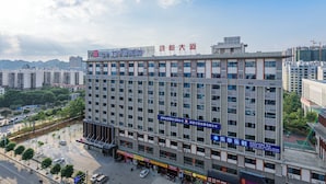 A multi-story hotel with a modern design, featuring a prominent signboard at the top. - yishangchongzuohotel (Chongzuo)