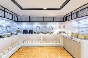 朝食 (ビュッフェ)、毎日提供 (1 名様 38 USD)